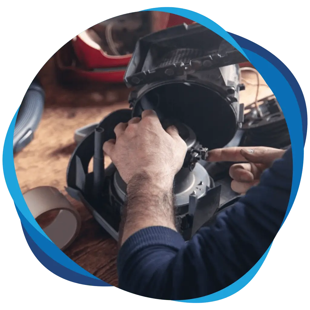 تکنسین ایلیا در حال تعمیر موتور جاروبرقی صنعتی | تامین قطعات دستگاه نظافتی تهران